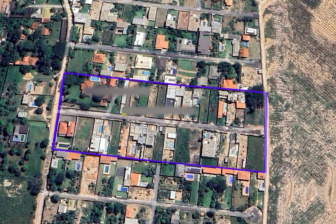 Imagem aérea de núcleo urbano em regularização fundiária em Campinas, com o perímetro da área delimitado