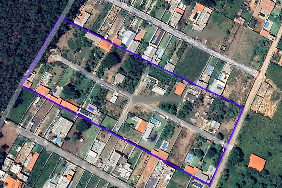Imagem aérea de condomínio informal em regularização fundiária em Campinas, com o perímetro da área delimitado